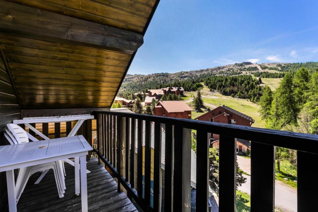 d'un balcon avec un banc et une vue. dans l'établissement Résidence les Chalets D'aurouze - maeva Home - Appartement 2 Pièces 4 Perso 01, à Saint-Étienne-en-Dévoluy