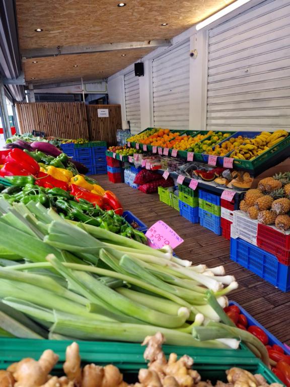 Supermarket nebo jiné obchody v  apartmánu nebo okolí