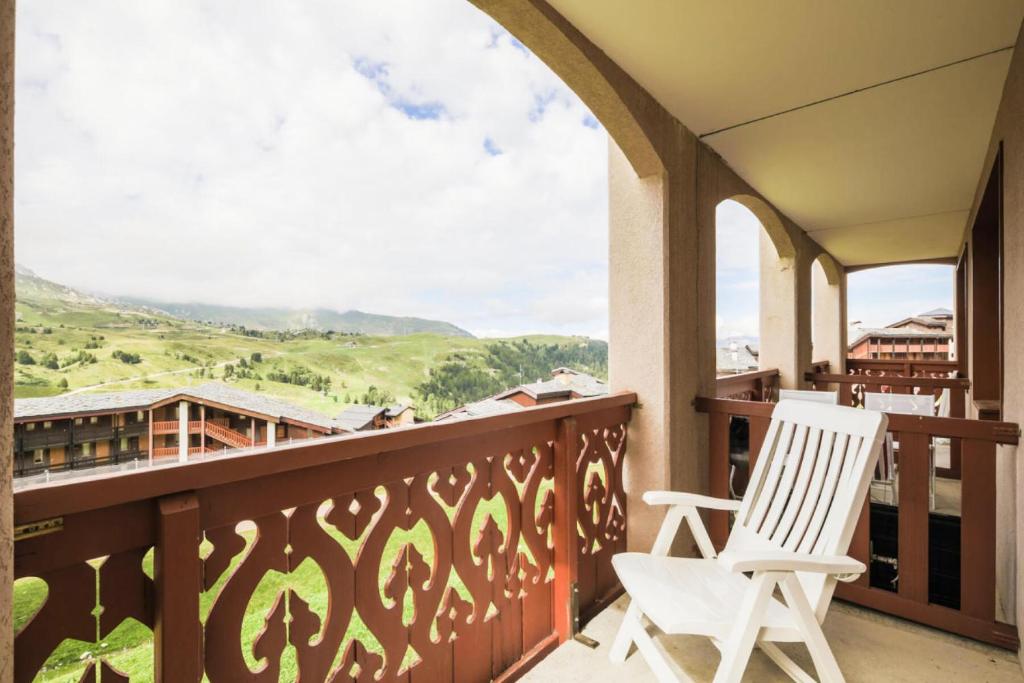- deux chaises blanches assises sur un balcon avec vue dans l'établissement Résidence Les Constellations - maeva Home - Appartement 2 Pièces 5 Personnes - Confort MAE-3350, à La Plagne Tarentaise