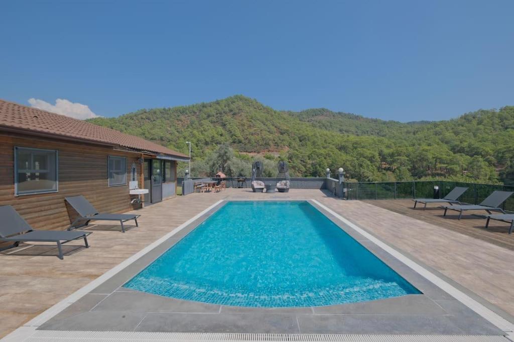 Bazén v ubytování Luxurious and serene bungalow surrounded by stunning mountain view nebo v jeho okolí