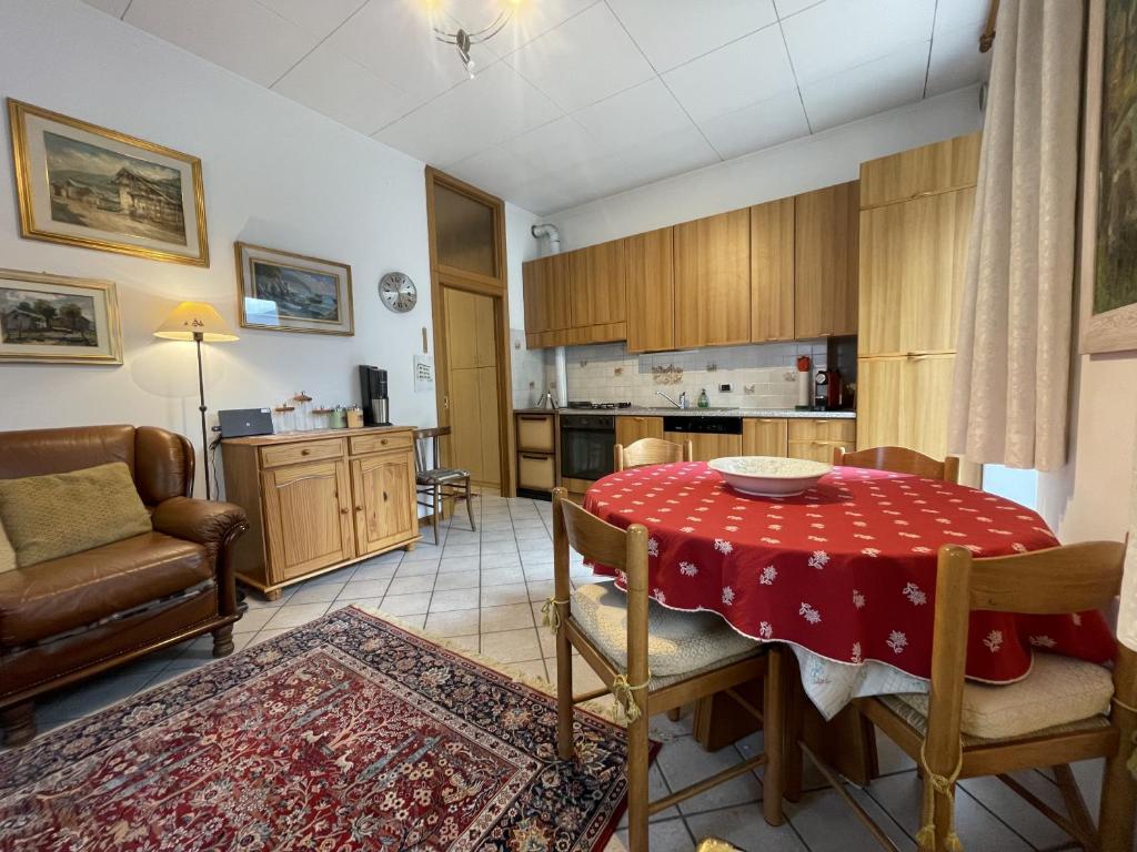 a living room with a table and a kitchen at Appartamenti Casa Albi in Pinzolo