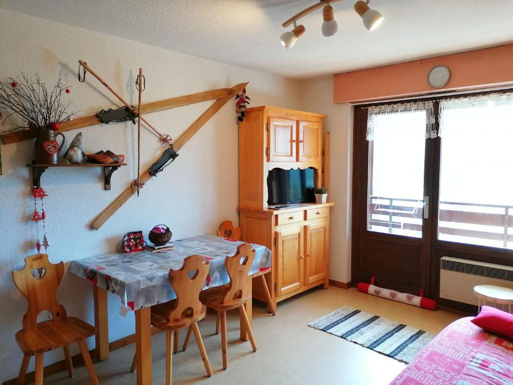 eine Küche mit einem Tisch und Stühlen im Zimmer in der Unterkunft Appartement Le Grand-Bornand, 1 pièce, 4 personnes - FR-1-241-221 in Le Grand-Bornand