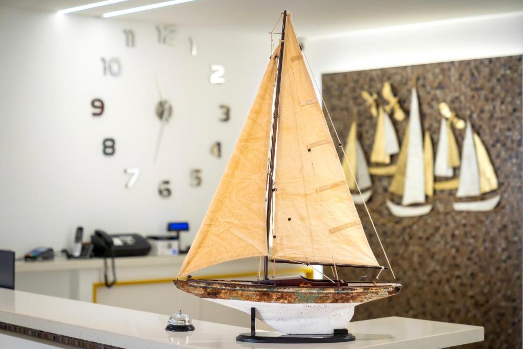 una modella di barca su un bancone in una stanza di Hotel Coralba a Caorle