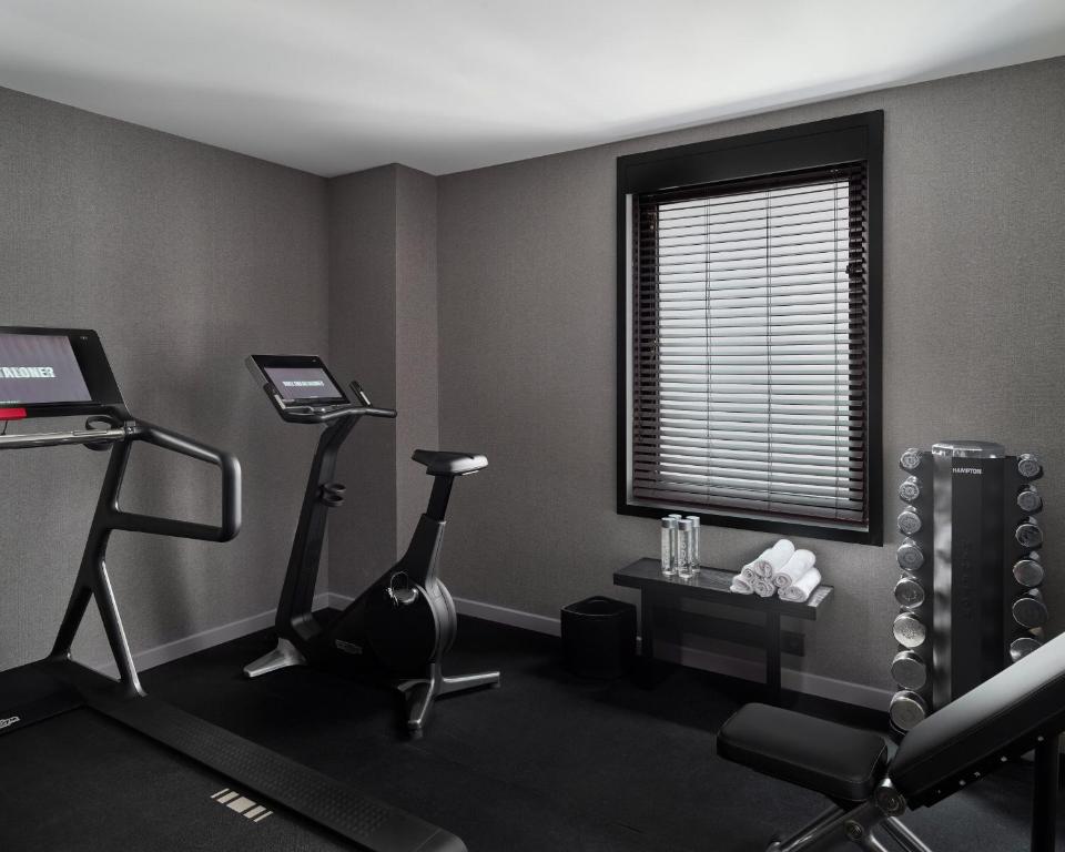 Fitness centrum a/nebo fitness zařízení v ubytování Hotel AKA NoMad