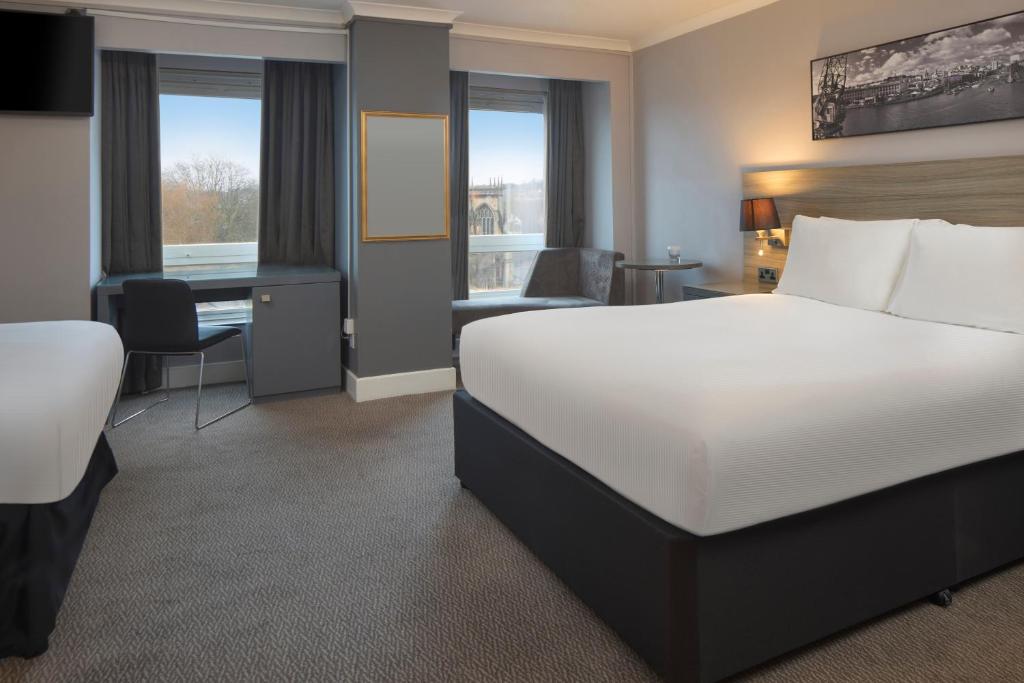 Postel nebo postele na pokoji v ubytování DoubleTree by Hilton Bristol City Centre