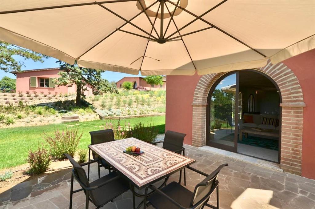 Luxury Resort with swimming pool in the Tuscan countryside, Villas on the ground floor with private outdoor area with panoramic view - Twee Slaapkamers Villa