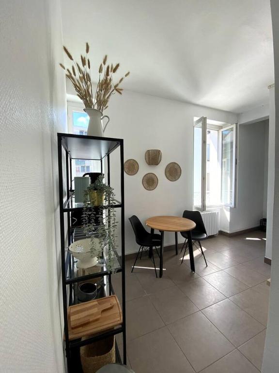 Photo de la galerie de l'établissement Villeurbanne • T1 Février • HostisY, à Villeurbanne