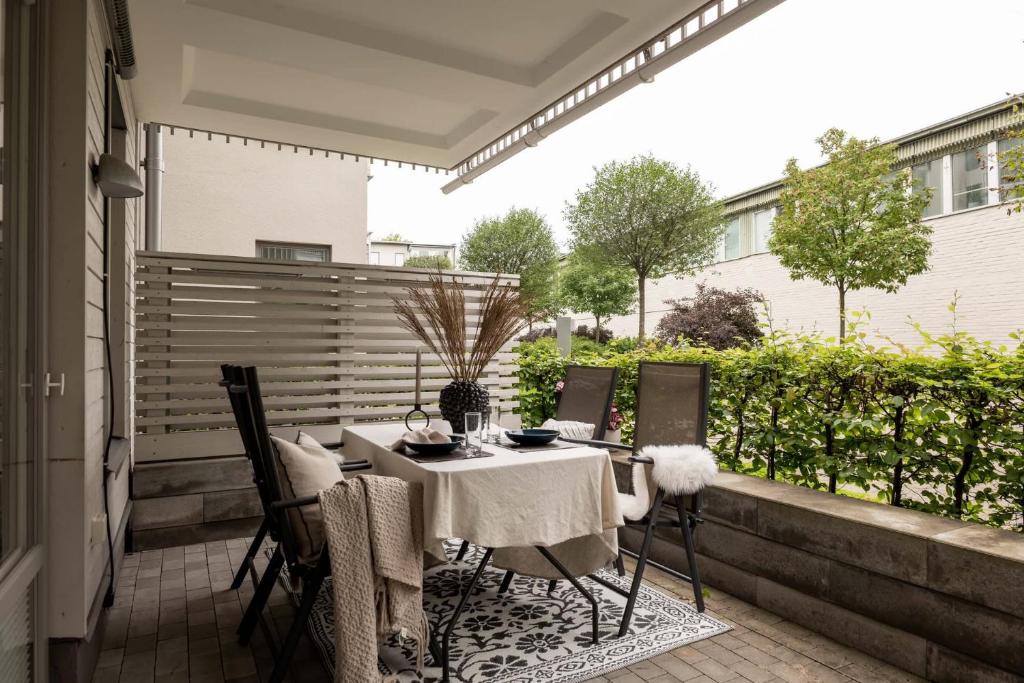 Μπαλκόνι ή βεράντα στο Modern apartment in city center