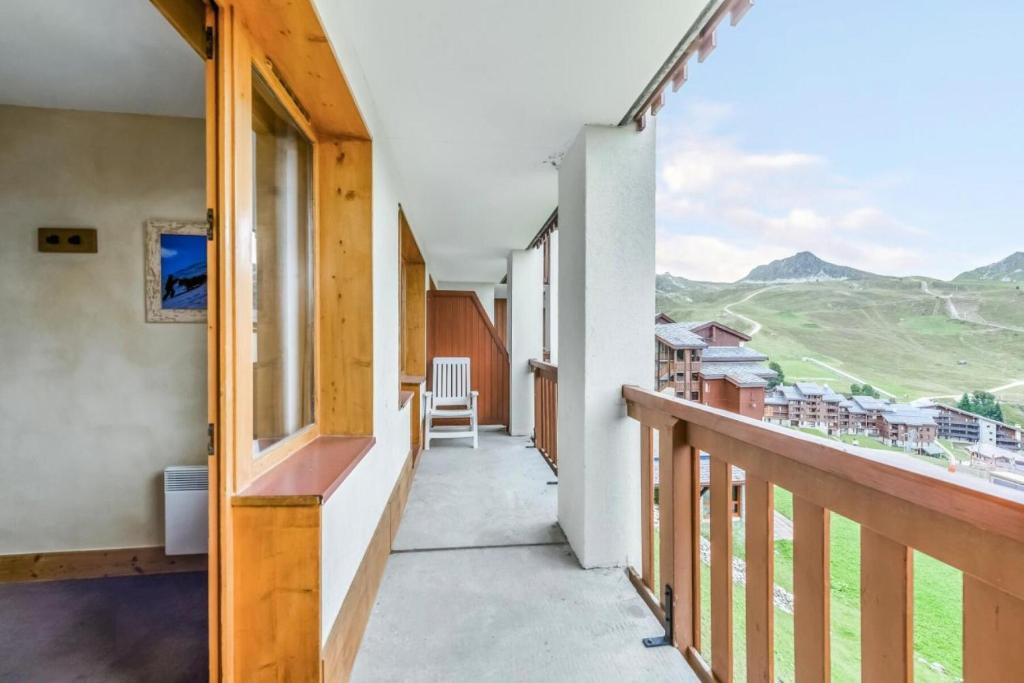 un balcon avec vue sur les montagnes dans l'établissement Résidence Les Néreïdes - maeva Home - 2 Pièces 5 Personnes Sélection MAE-8709, à La Plagne Tarentaise