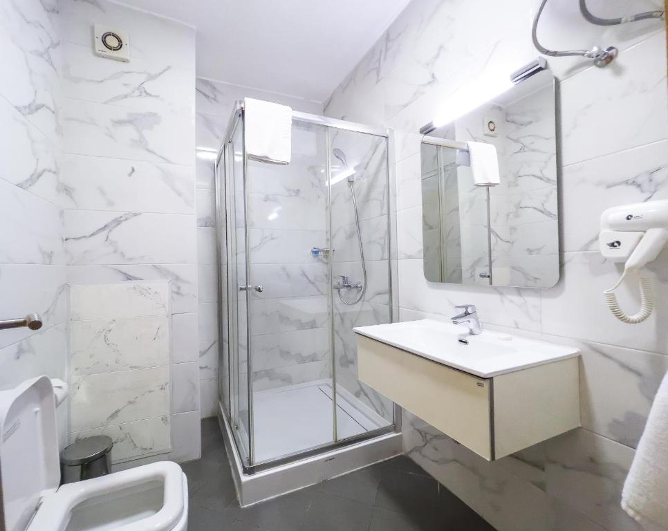 Ένα μπάνιο στο Maroko Bayshore Suites