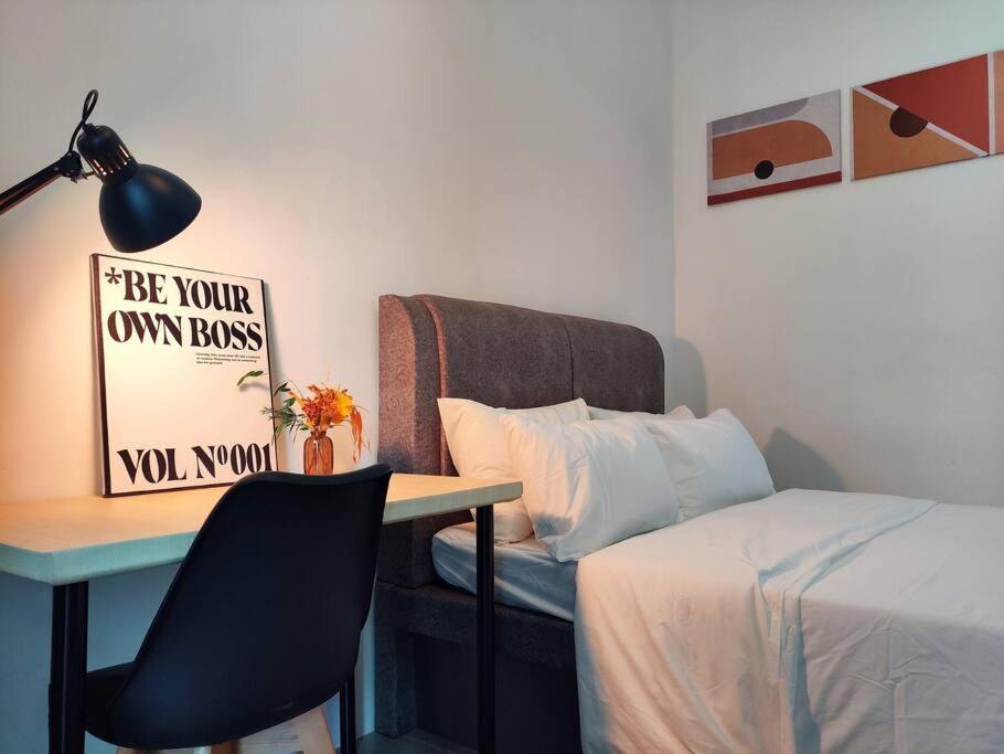 Un pat sau paturi într-o cameră la Spacious City Duplex 2 to 6pax, 1U-Ikea-Curve, Netflix