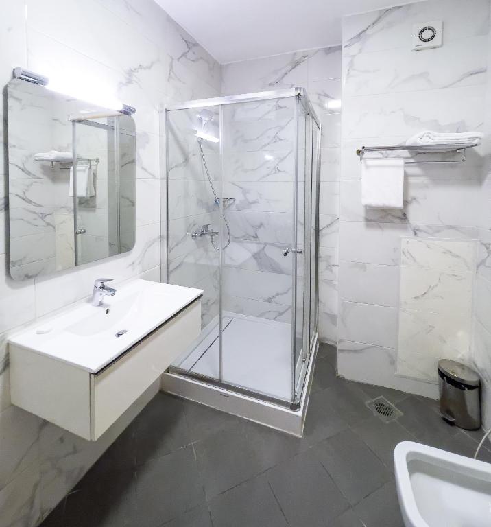 Ένα μπάνιο στο Maroko Bayshore Suites
