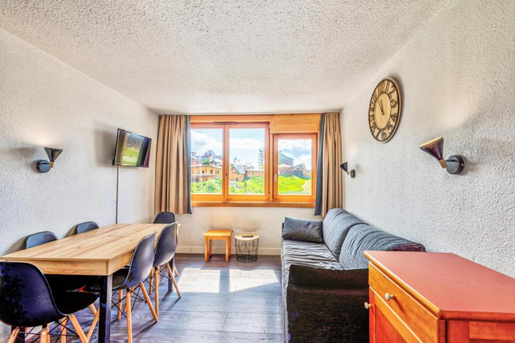 un salon avec une table et un canapé dans l'établissement Résidence Les Portes du Soleil - maeva Home - 2 Pièces 6 Personnes Sélection MAE-1281, à Morzine