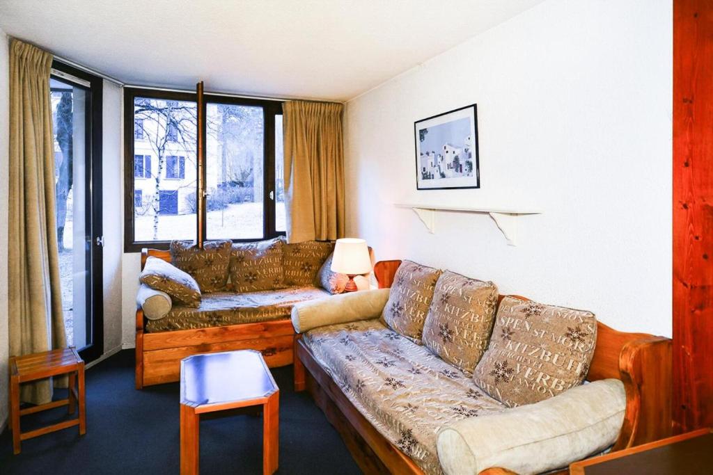 - un salon avec un canapé et deux canapés dans l'établissement L'Aiguille - maeva Home - 2 Pièces 5 Personnes - Sélection MAE-4175, à Chamonix-Mont-Blanc