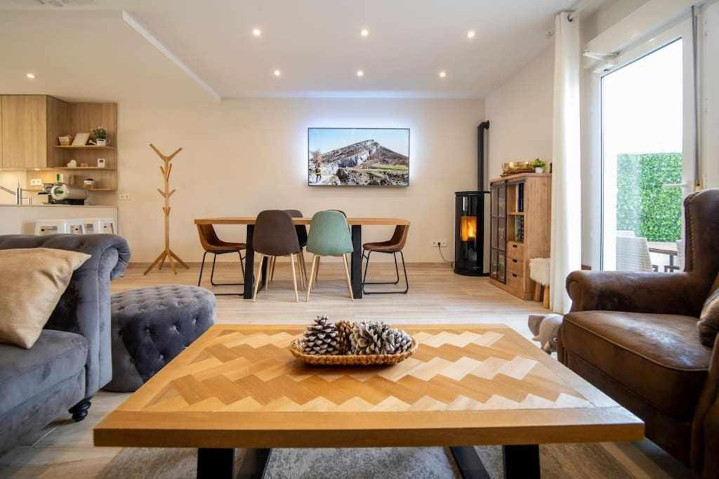 uma sala de estar com um sofá e uma mesa em Casa Rural Hacienda Montorio em Montorio