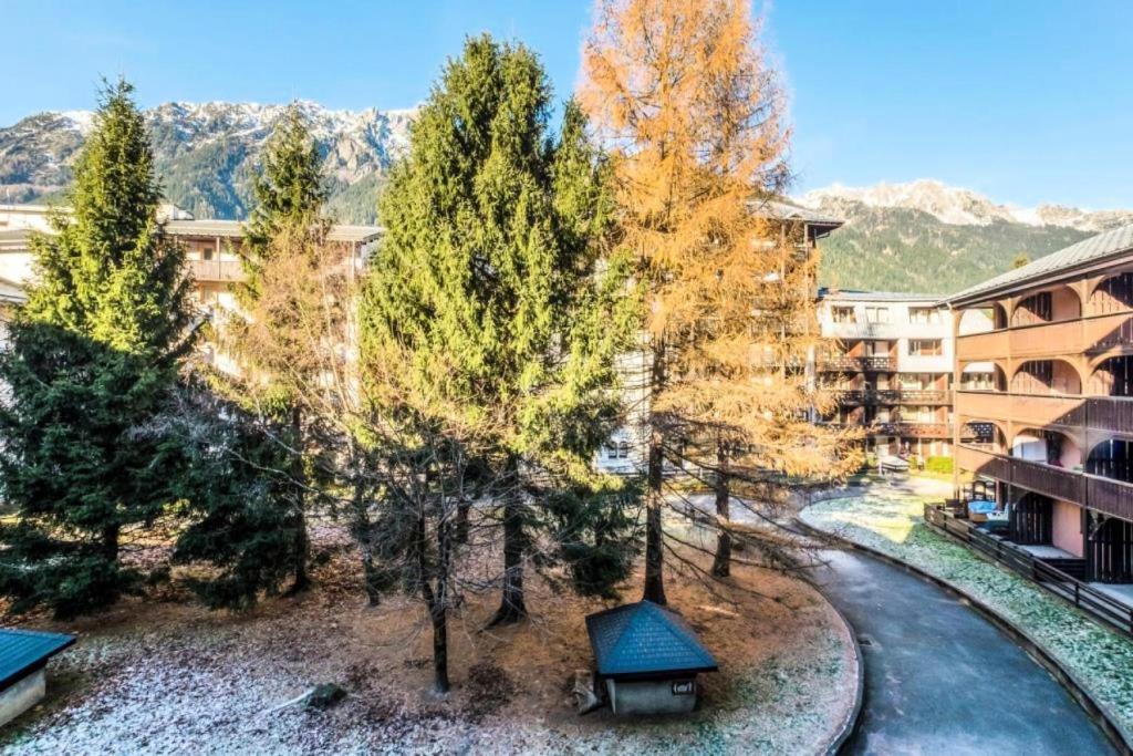 uma vista aérea de um resort com árvores e um edifício em L'Aiguille - maeva Home - 2 Pièces 5 Personnes Confort 39 em Chamonix-Mont-Blanc