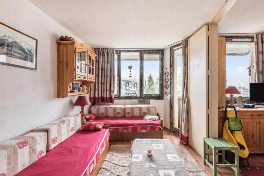 un salon avec deux lits et une table dans l'établissement L'Aiguille - maeva Home - Appartement 2 pièces 5 personnes Confort MAE-2592, à Chamonix-Mont-Blanc