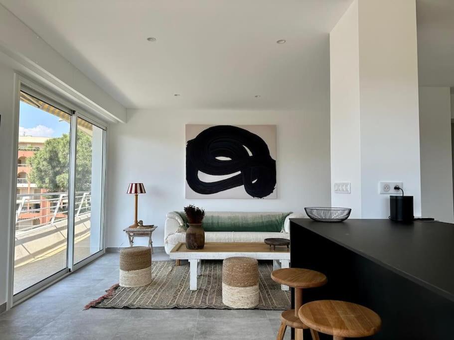 un salon avec un canapé et une table dans l'établissement NEUF - Appartement neuf proche plages - Clim, WIFI, à Antibes
