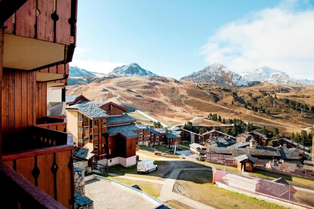 - une vue sur une ville avec des montagnes en arrière-plan dans l'établissement Résidence Les Néreïdes - maeva Home - 3 Pièces 7 Personnes Sélection MAE-2010, à La Plagne Tarentaise