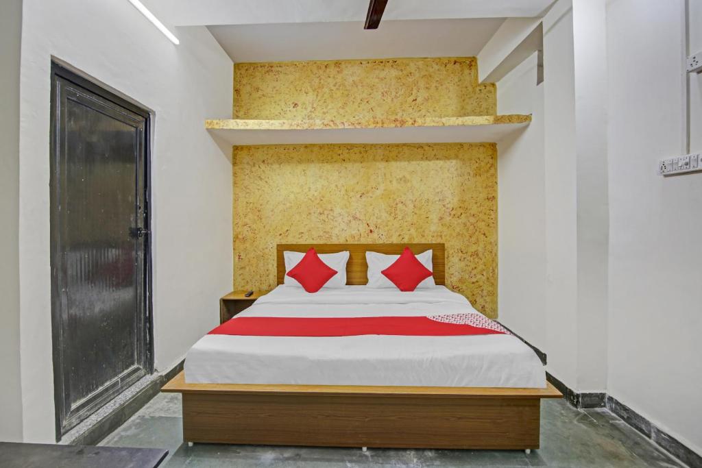 Postel nebo postele na pokoji v ubytování Hotel O Royal
