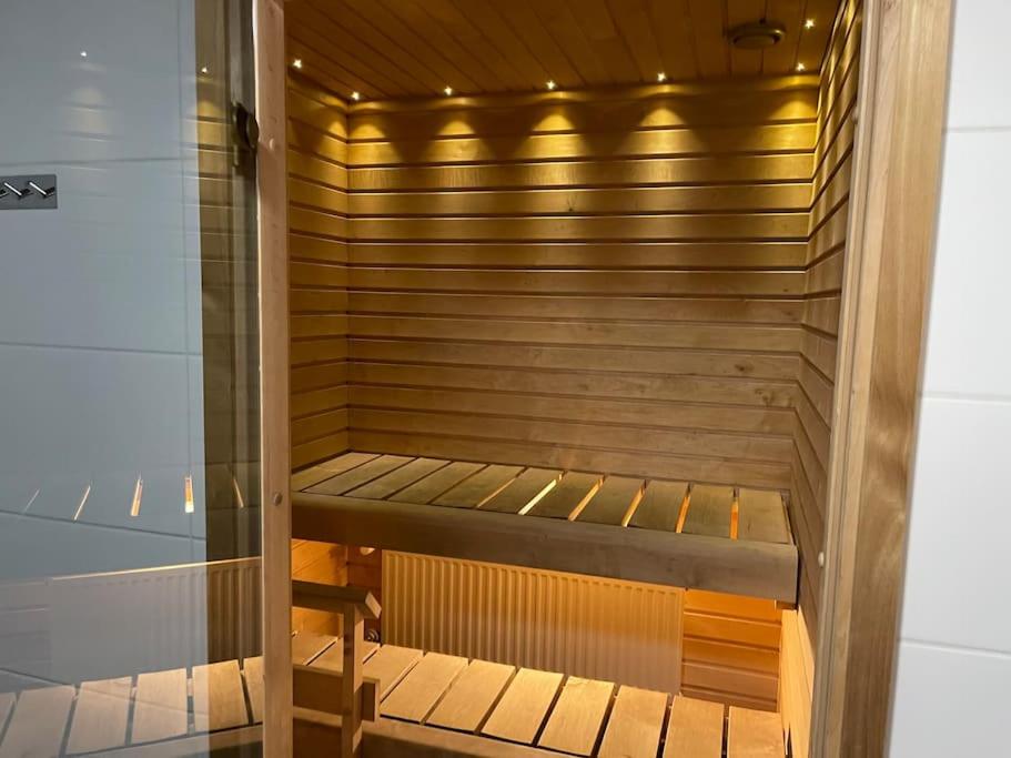 una sauna con un banco en una habitación en Tilava kaksio, saunalla ja sähköauton latauksella., en Tampere