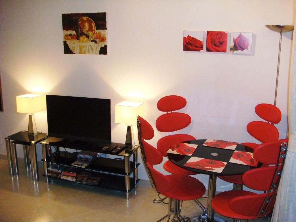 Stunning Studio holiday apartment for 23 on resort, close to beach with 2 pools - Housity