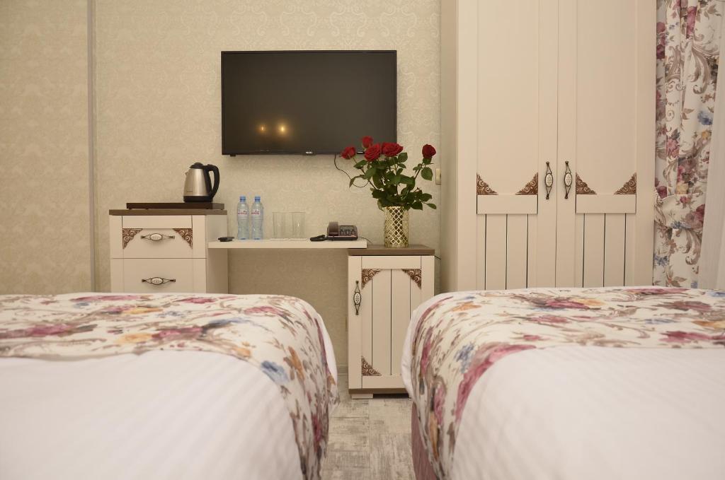 Postel nebo postele na pokoji v ubytování English Home Hotel Tbilisi