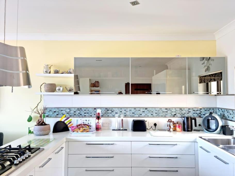 Köök või kööginurk majutusasutuses Peaceful penthouse with views 3 min walk to the beach