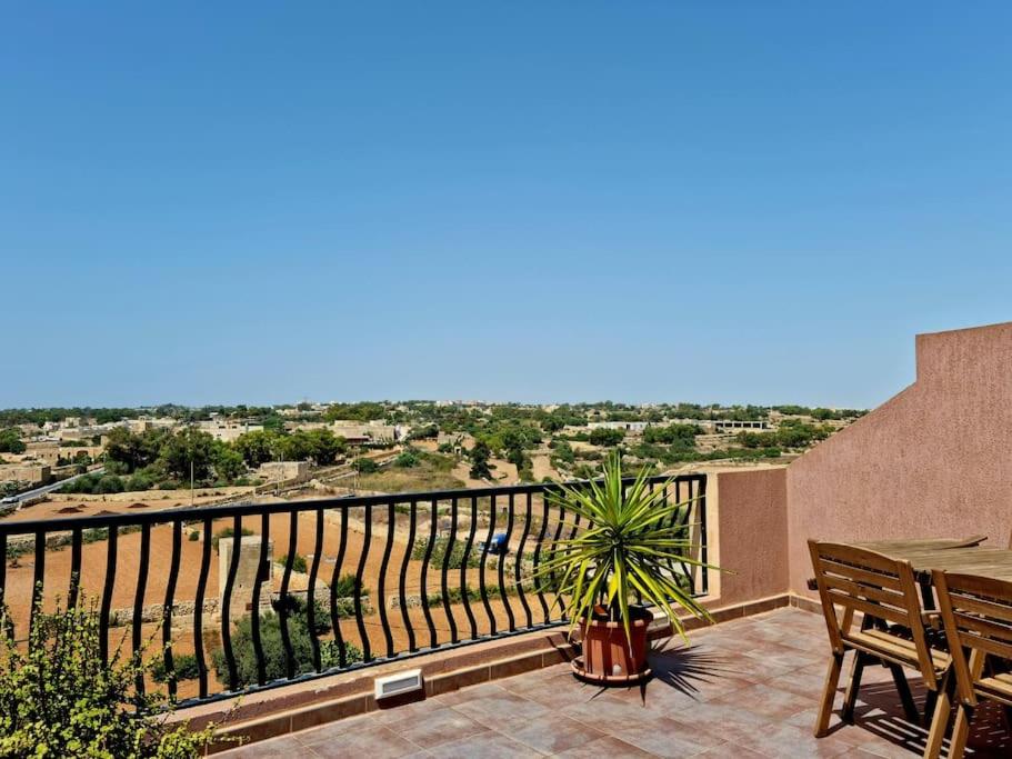 Rõdu või terrass majutusasutuses Peaceful penthouse with views 3 min walk to the beach