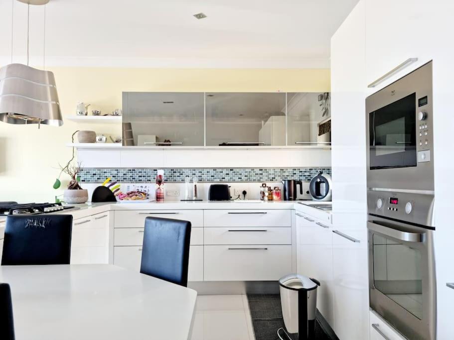 Köök või kööginurk majutusasutuses Peaceful penthouse with views 3 min walk to the beach