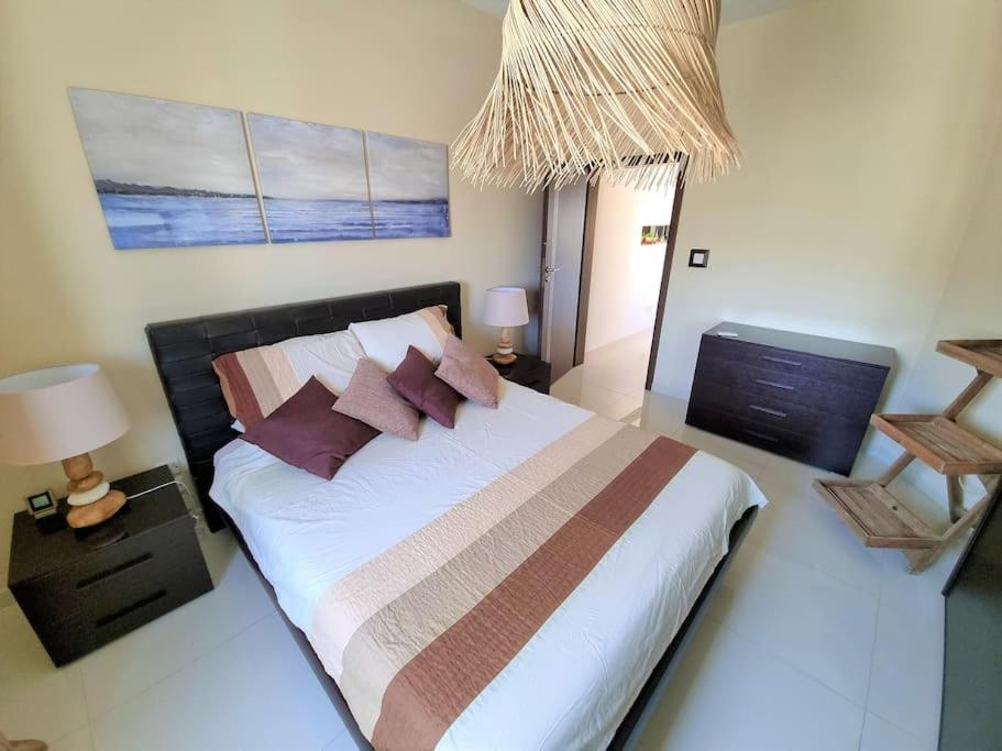 Voodi või voodid majutusasutuse Peaceful penthouse with views 3 min walk to the beach toas
