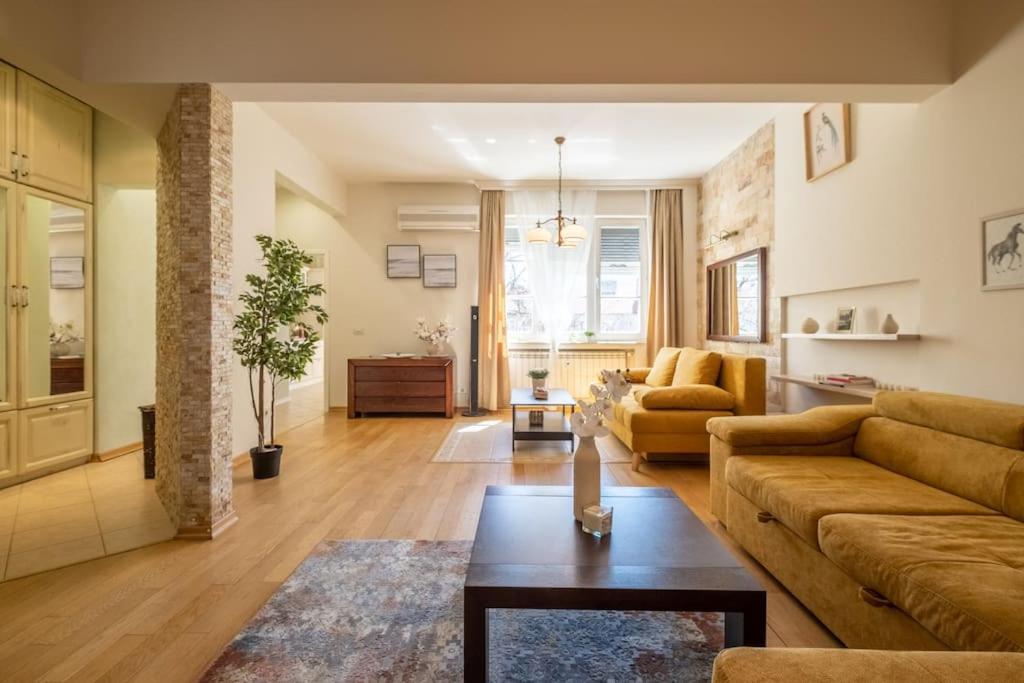 sala de estar con sofá y mesa en Aristocratic Place, TOP location, en Sofía