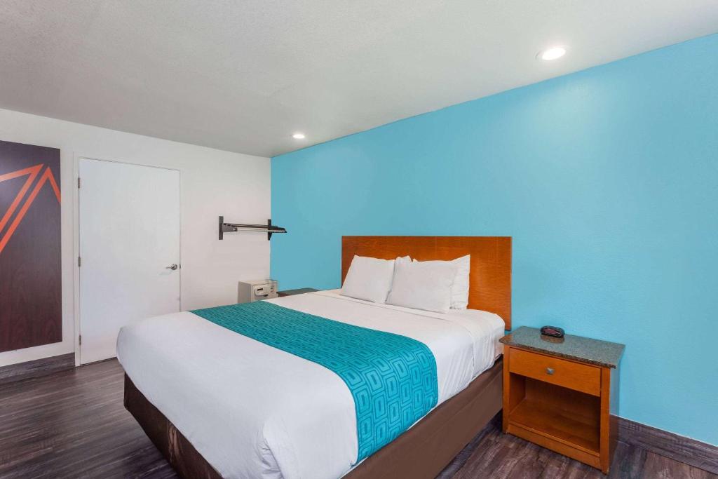 Howard Johnson by Wyndham National City/San Diego South photo