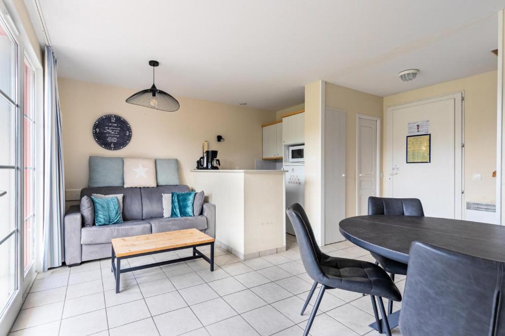 un salon avec un canapé et une table dans l'établissement Les Maisons de Port Bourgenay - maeva Home - Maison cosy 3 pièces 6 personnes - Sélection - super Home MAE-6401, à Talmont-Saint-Hilaire
