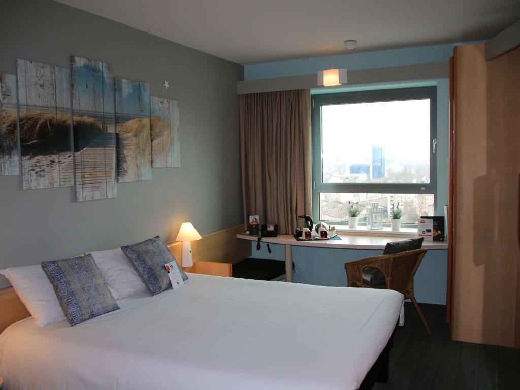 Postel nebo postele na pokoji v ubytování ibis Hotel Berlin Spandau