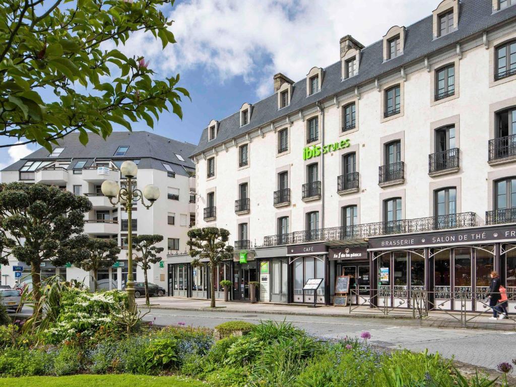a large white building on the side of a street at ibis Styles Dinan Centre Ville in Dinan