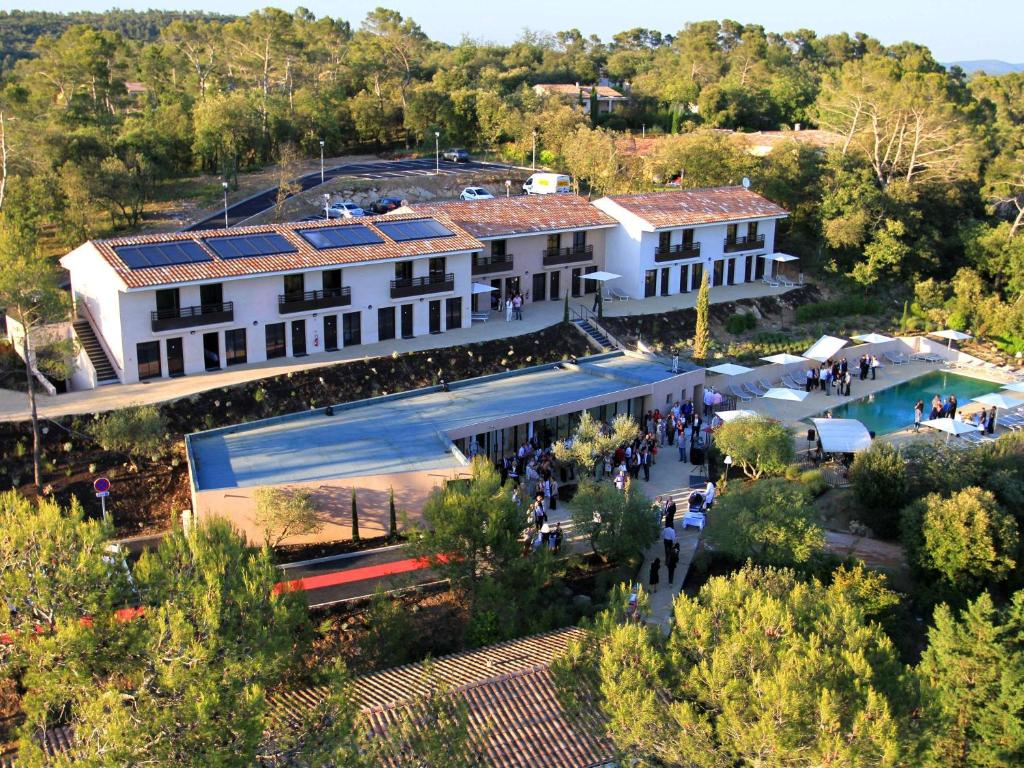 an aerial view of a building with a swimming pool at Mercure Brignoles Golf de Barbaroux & Spa in Brignoles