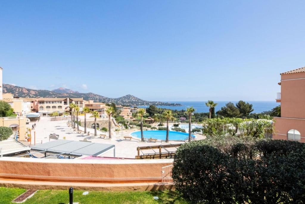 une vue sur la piscine d'un complexe hôtelier dans l'établissement Résidence le Village de Cap Esterel - maeva Home - Appartement 3 Pièces 7 Personnes - Sélection MAE-6532, à Saint-Raphaël
