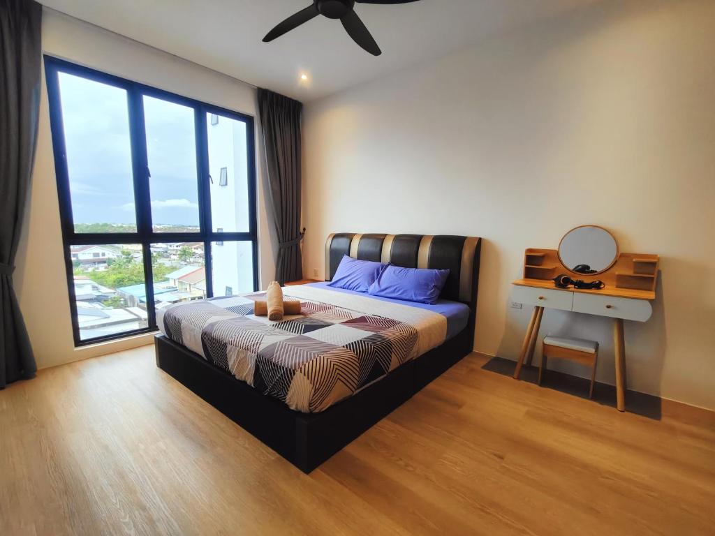 um quarto com uma cama, uma secretária e uma janela em Armadale Galacity Minimalist 3 Bedrooms Entire Apartment em Kuching