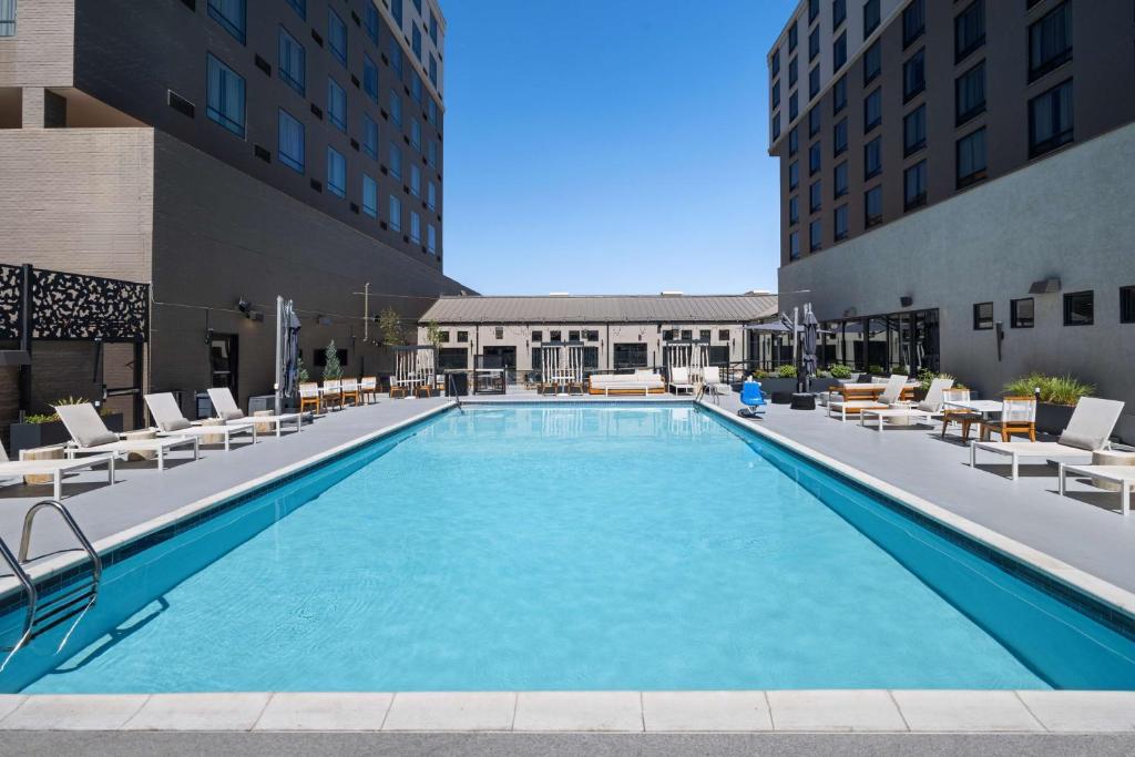 una piscina con sedie a sdraio e un edificio di DoubleTree by Hilton Denver Cherry Creek, CO a Denver