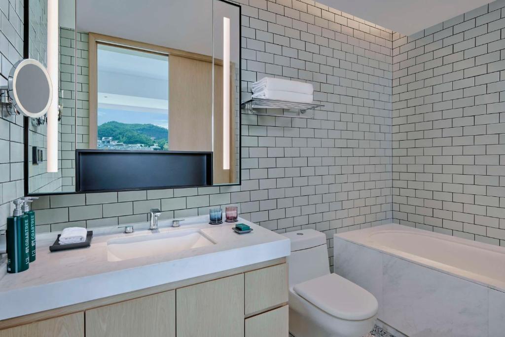 Koupelna v ubytování DoubleTree by Hilton Shenzhen Airport Residences
