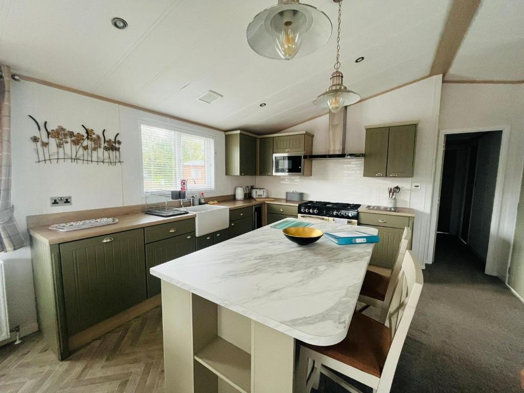 Hedgerow Lodge with Hot Tub 3