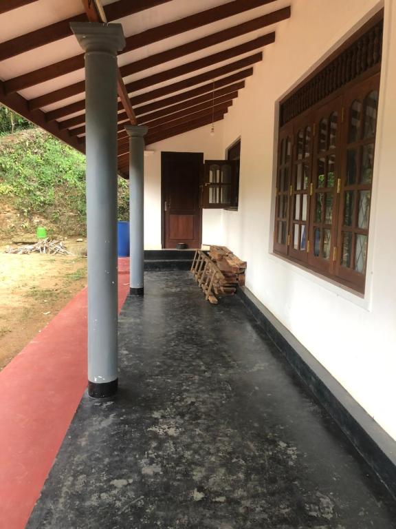 um alpendre de uma casa com tecto de madeira em BuildZone Home Stay em Balangoda