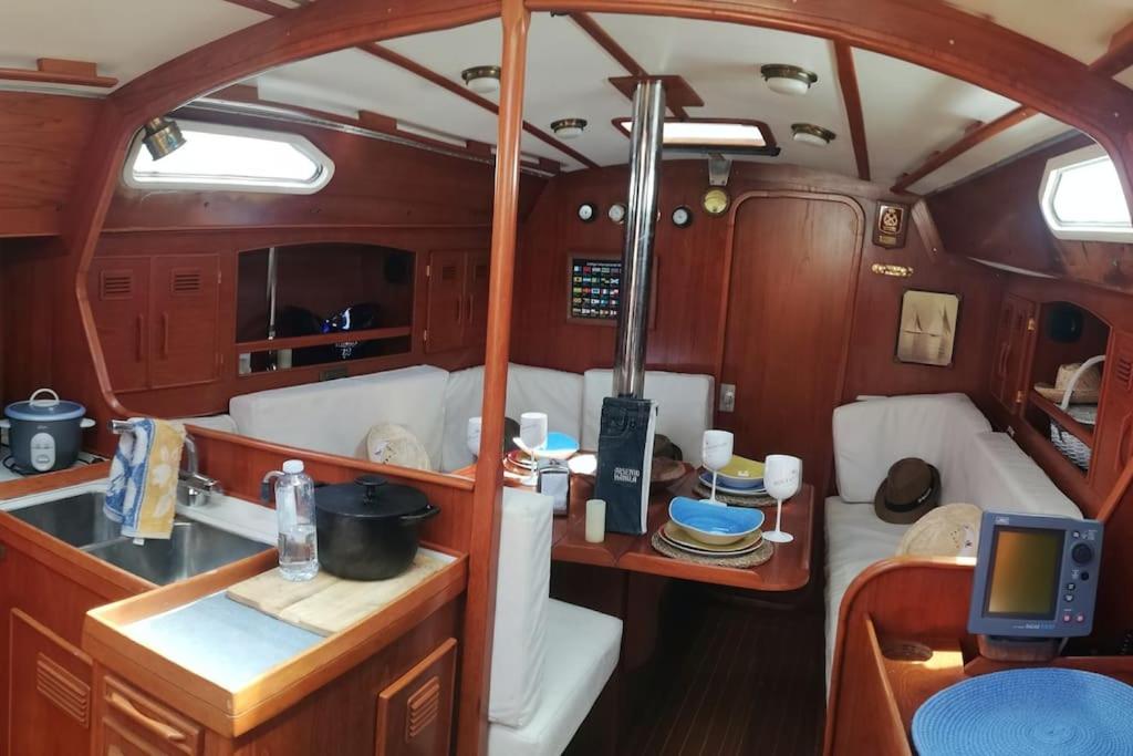 una piccola cucina in una barca con tavolo di Boat-Apartamento flotante Cádiz.. La Juanita Arroyo a Cadice