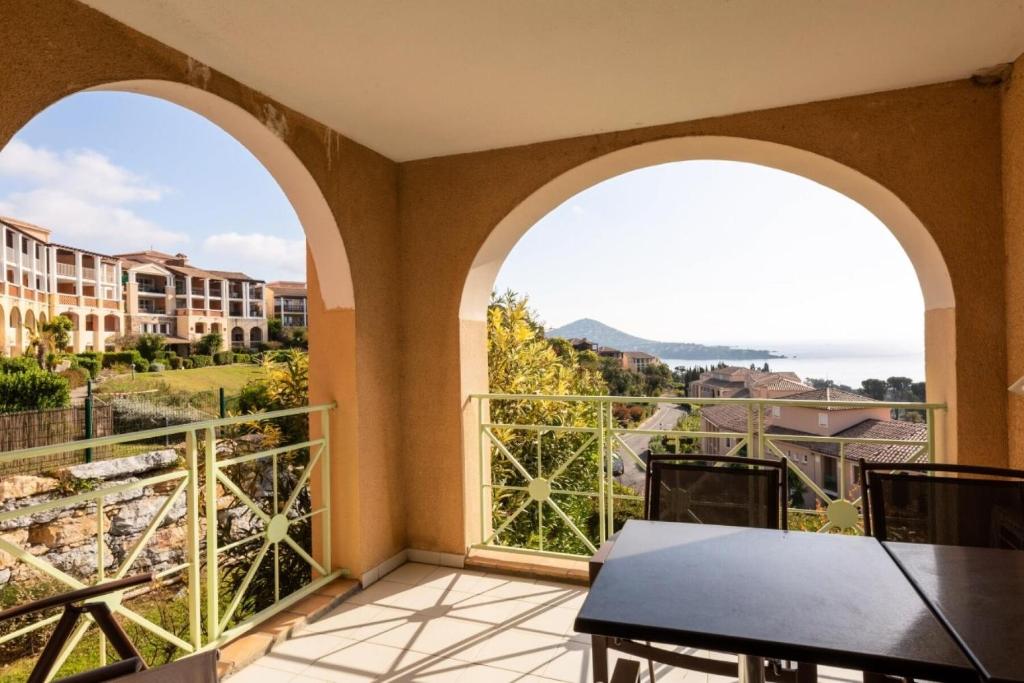 Elle comprend un balcon avec deux fenêtres cintrées et une vue sur l'océan. dans l'établissement Résidence le Village de Cap Esterel - maeva Home - Appartement 2 Pièces 5 Personnes - Sélection MAE-9043, à Saint-Raphaël