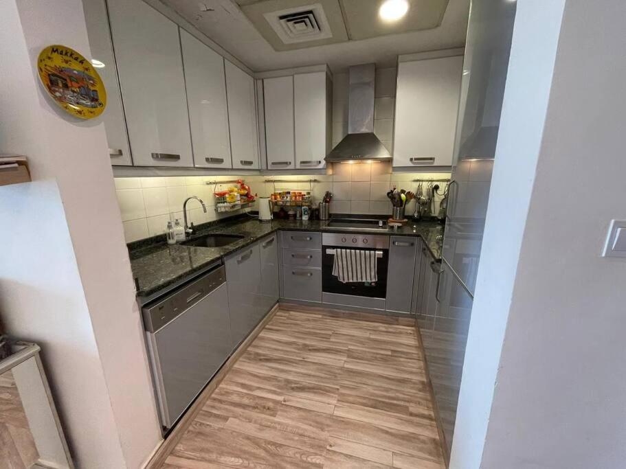 Fotografie z fotogalerie ubytování 2 Bedroom & 3 Bath Apartment in Dubai Marina - walking distance to JBR!" v Dubaji