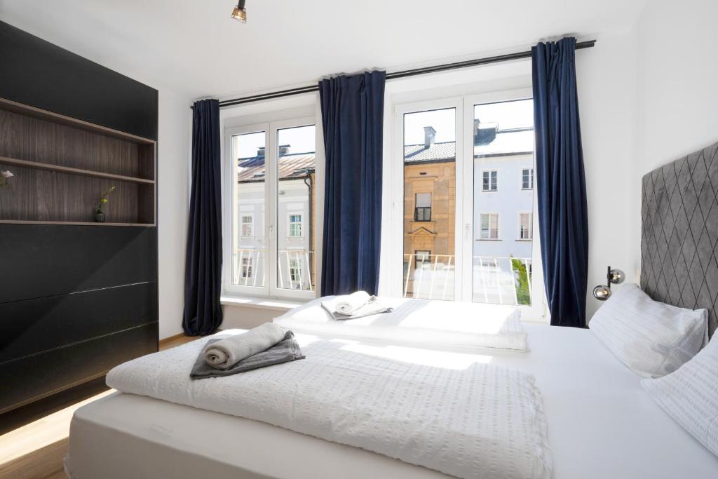 una camera da letto con un letto e una grande finestra di easy flat Villach main plaza a Villach
