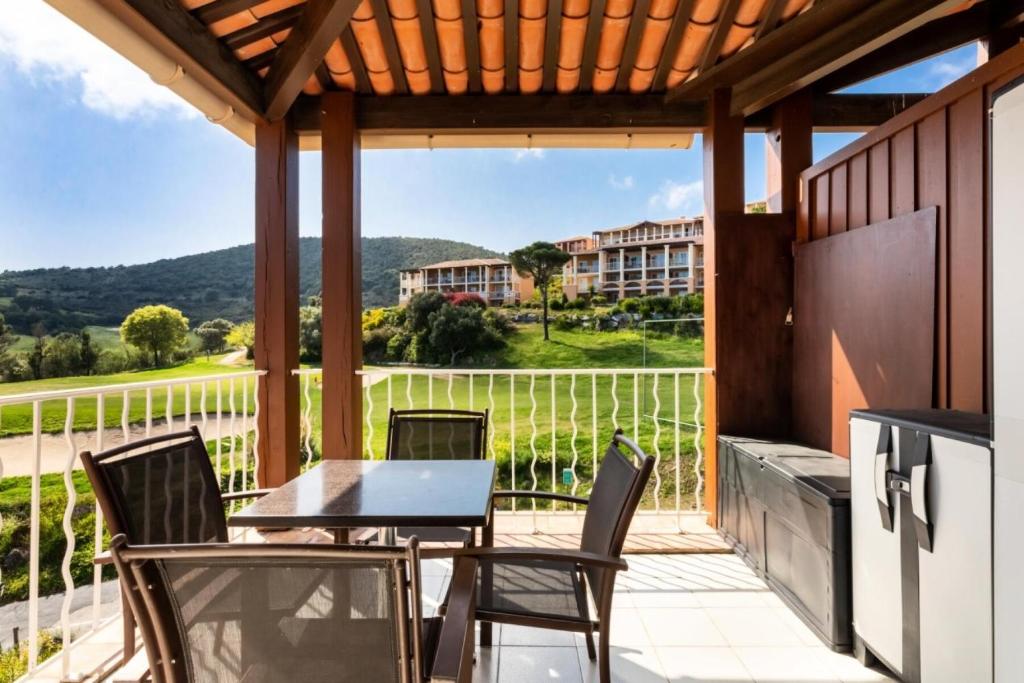 un patio avec une table et des chaises et une vue dans l'établissement Résidence le Village de Cap Esterel - maeva Home - Appartement 2 Pièces 4 Personnes - Sélection MAE-5594, à Saint-Raphaël