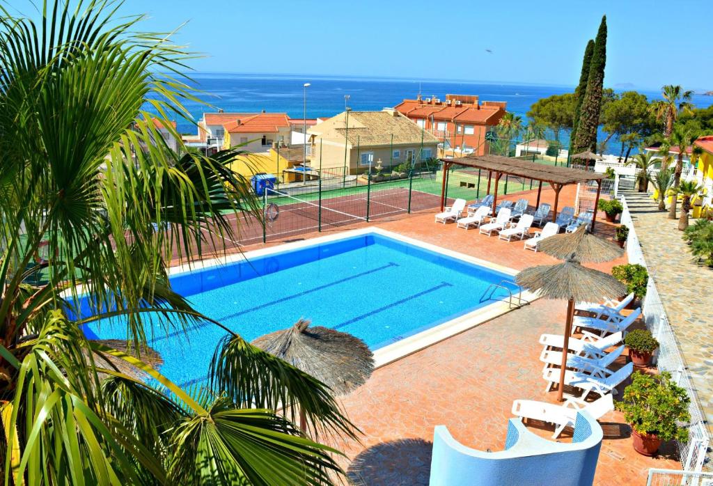 una piscina con vistas al océano en La Mojonera en Isla Plana