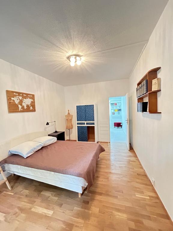 - une chambre avec un grand lit dans l'établissement Duplex Azul, à Noisy-le-Sec